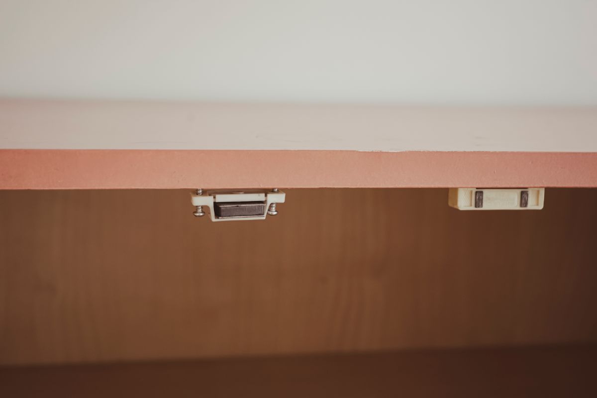 Detail na plastové magnetické zámky na zatváranie skrinky.