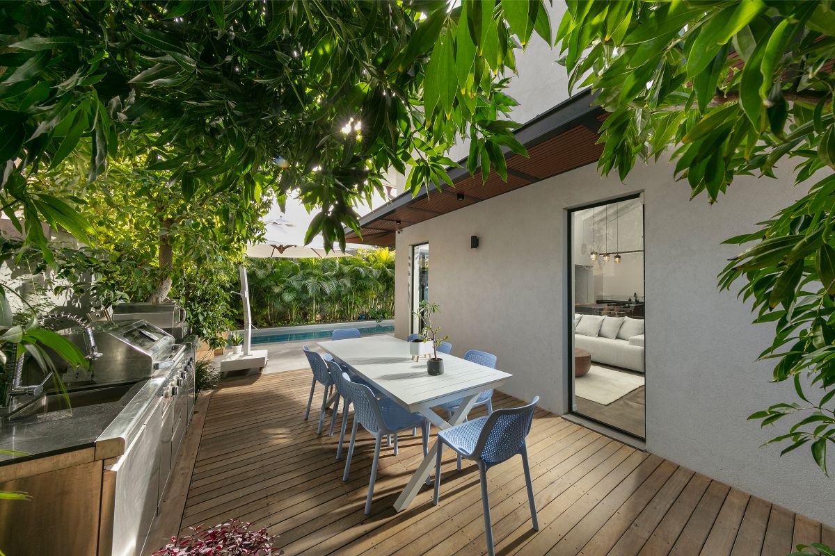 K spoločným a spoločenským priestorom patrí aj terasa s vonkajším grilom. 