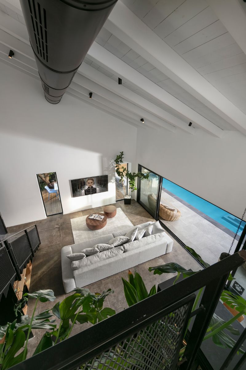 Galéria pôsobí ako vnútorná terasa, ktorá zároveň podporuje vertikálnu prepojenosť bývania.