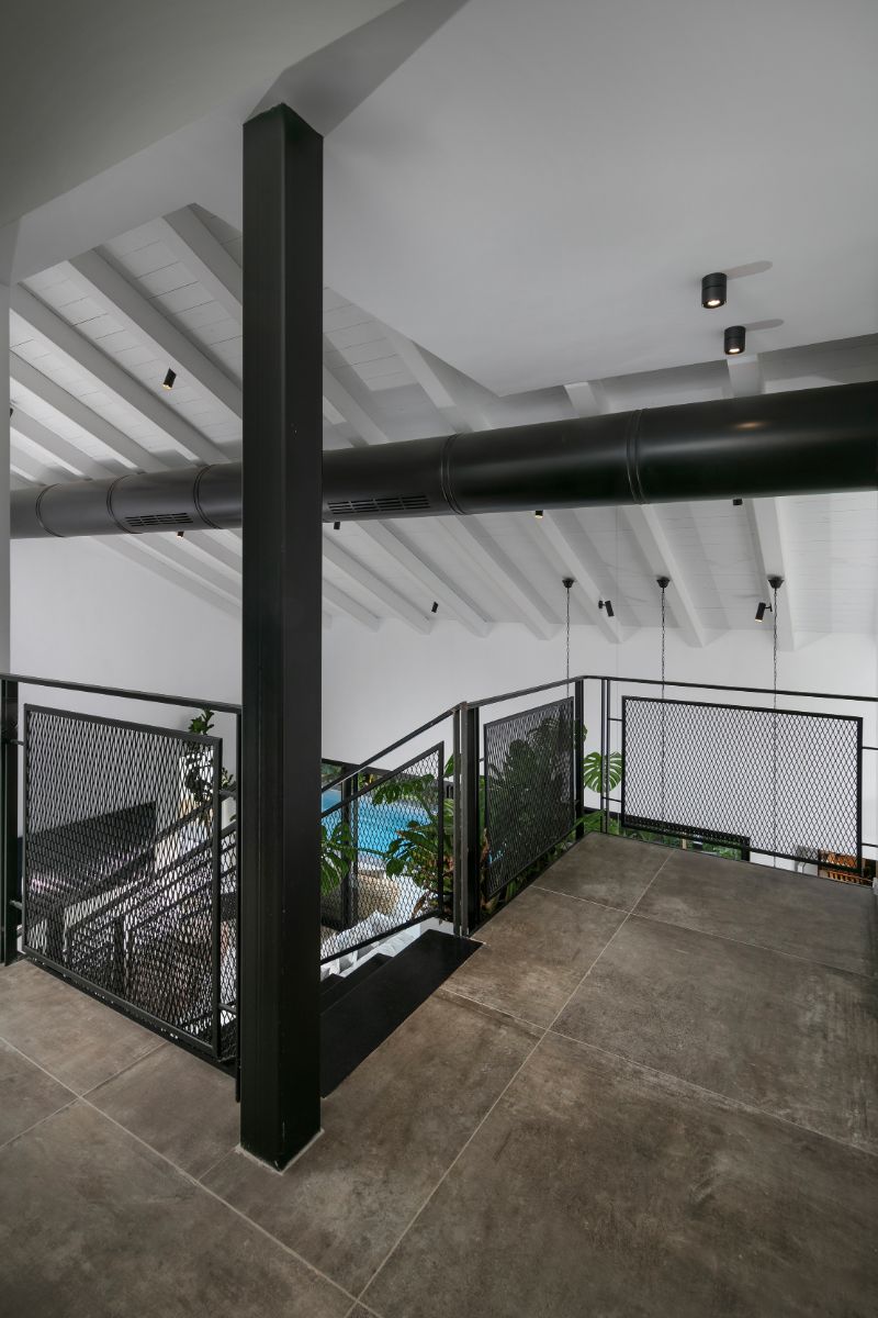 Horné poschodie siaha len do časti domu. Vznikla tak galéria so súkromnými izbami pre staršie deti, ktoré však nestrácajú spojenie s dianím o podlažie nižšie.