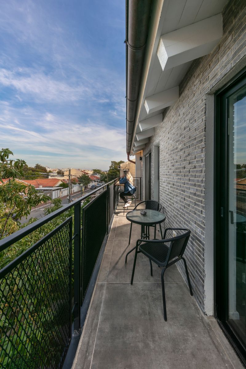 Na úzky, no dlhý balkón majú prístup staršie deti zo svojich izieb. 