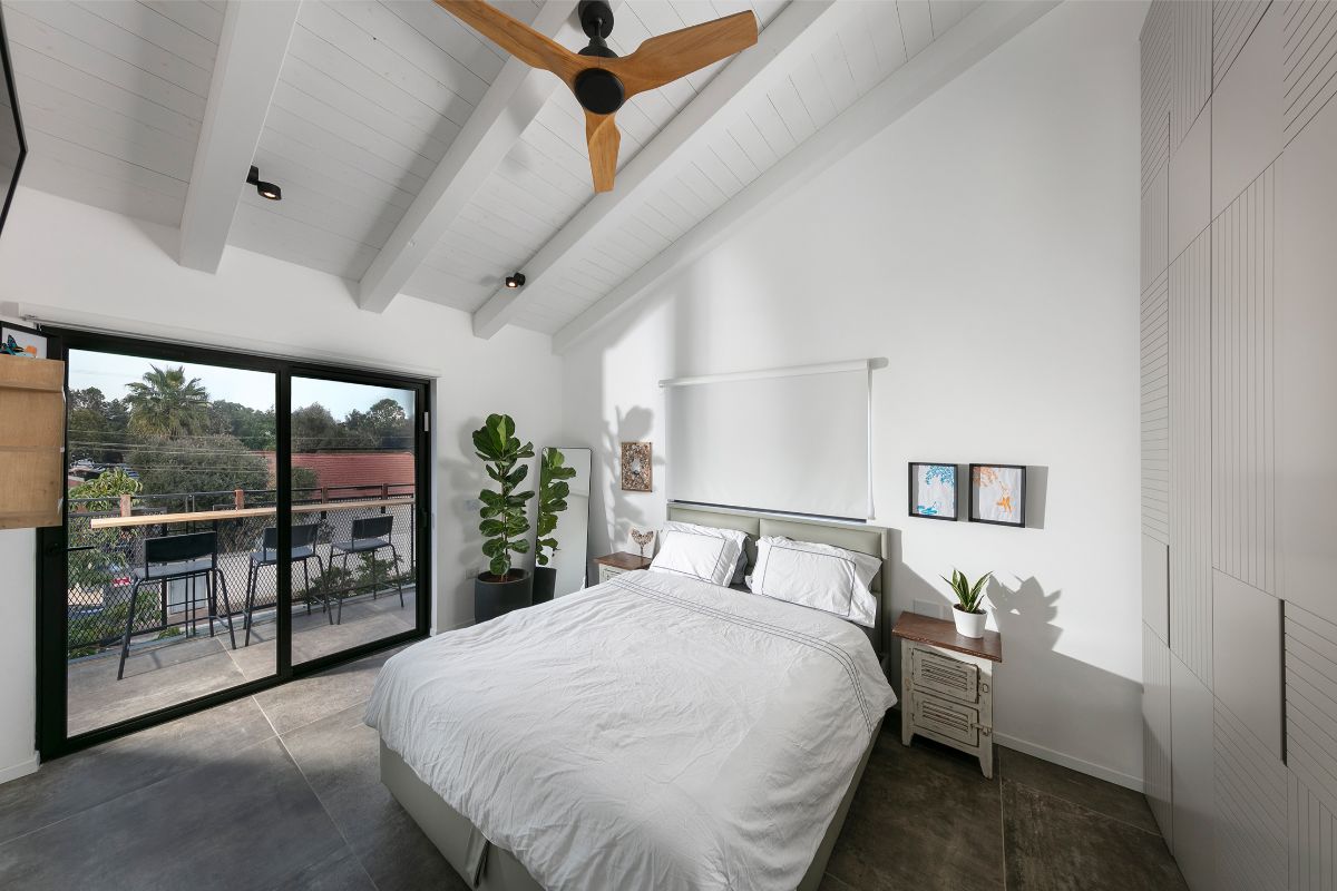 Spálne v dome síce nie sú veľmi veľké no ich presklené dvere s prepojením na balkón im dodávajú pocit vzdušnosti a rozľahlosti.