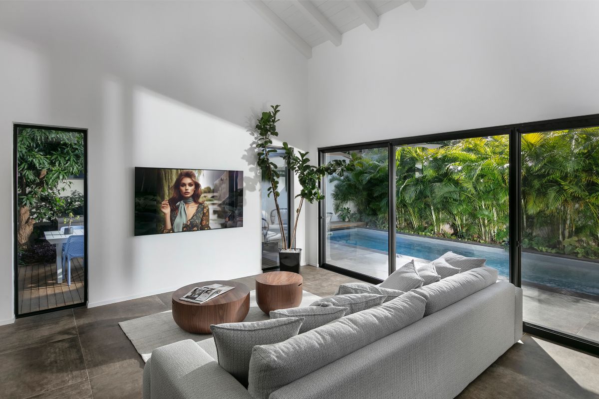 Denná zóna v obývačkovej časti je otvorená až do strechy, vďaka čomu pôsobí veľkoryso a vzdušne.