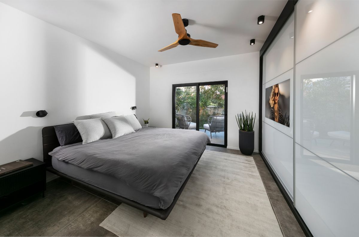 Spálňa rodičov je situovaná na prízemí s prístupom do záhrady.