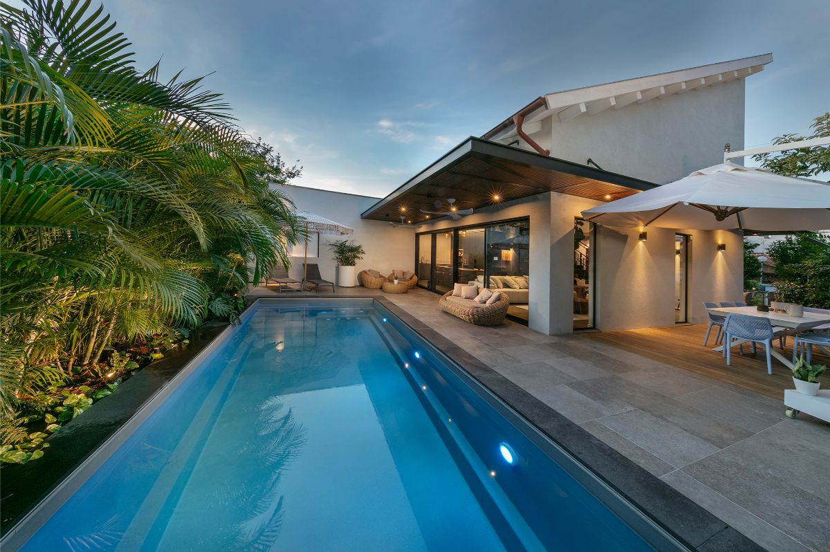 K domu prislúcha i bazén s príjemným relaxačným sedením na terase.