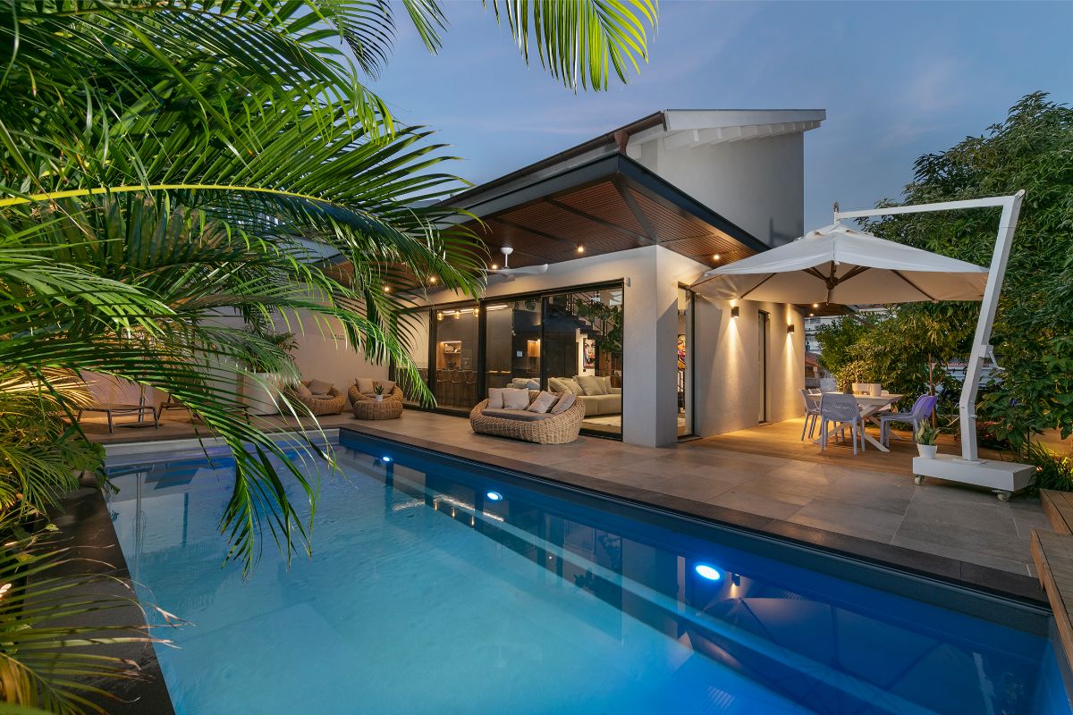 Interiér je vďaka veľkým oknám a posuvným dverám prepojený s exteriérom. Bohatá zeleň sa tak stáva súčasťou bývania.