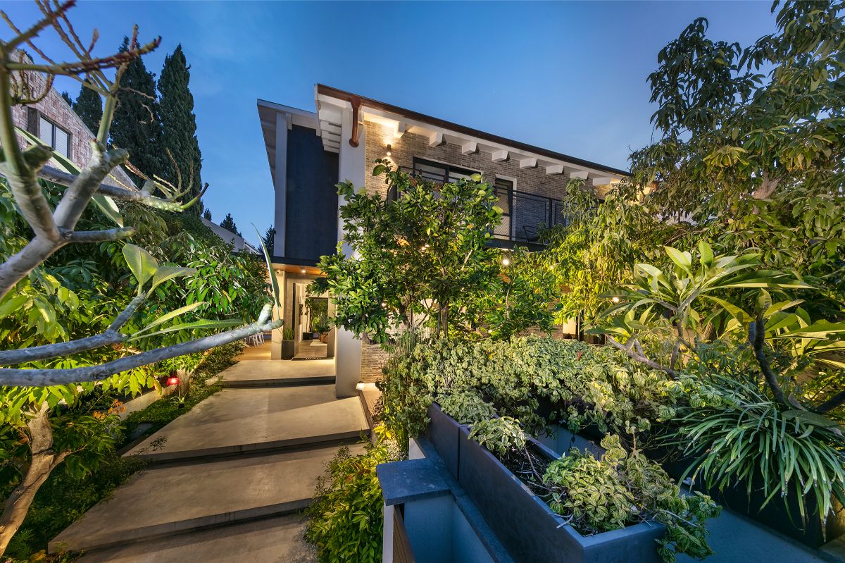 Dom je obklopený nádhernou zeleňou, ktorá – aspoň z časti zostala zachovaná ešte z čias pôvodného domu.