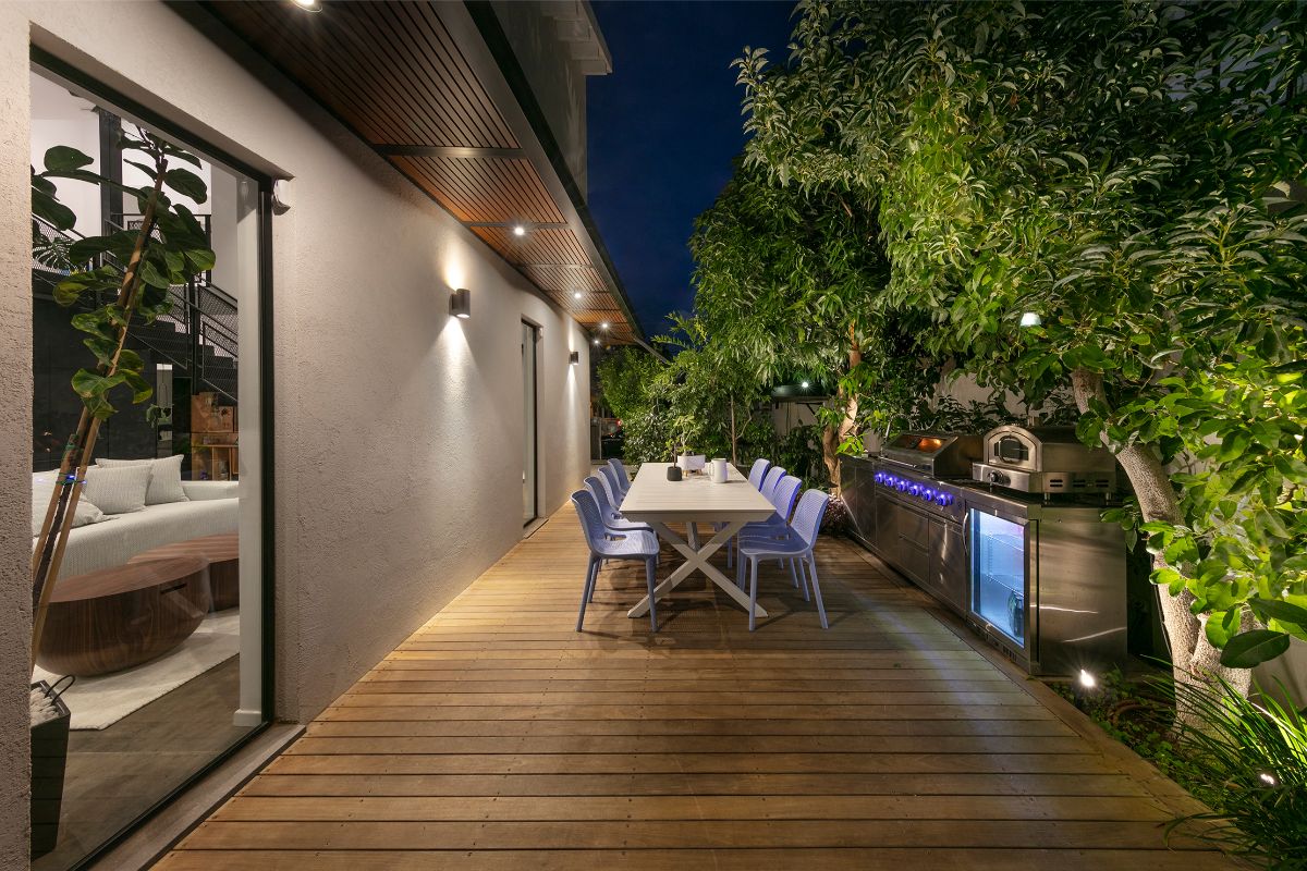 K spoločným a spoločenským priestorom patrí aj terasa s vonkajším grilom. 