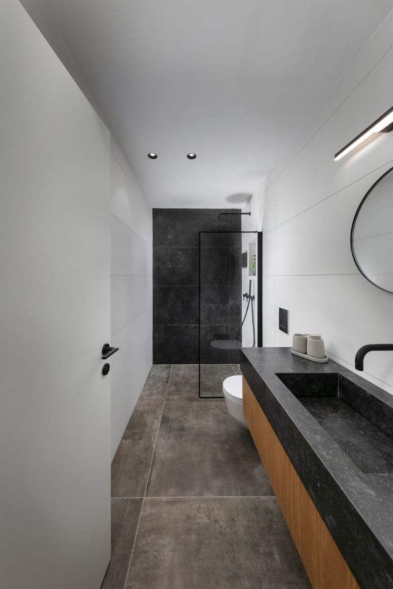 Pri spálni a izbe najmladšieho dieťaťa sa nachádza i kúpeľňa.