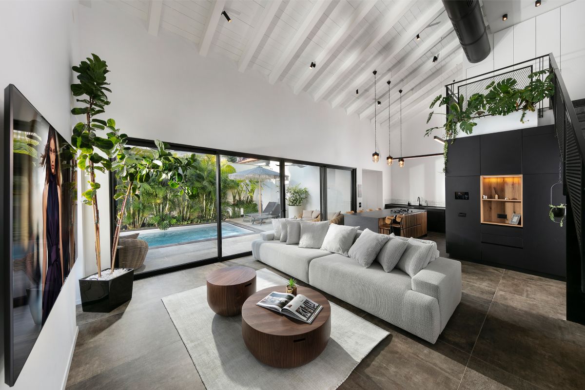 Denná zóna je situovaná v zadnej časti pozemku s prístupom na terasu s vonkajším sedením a bazénom.