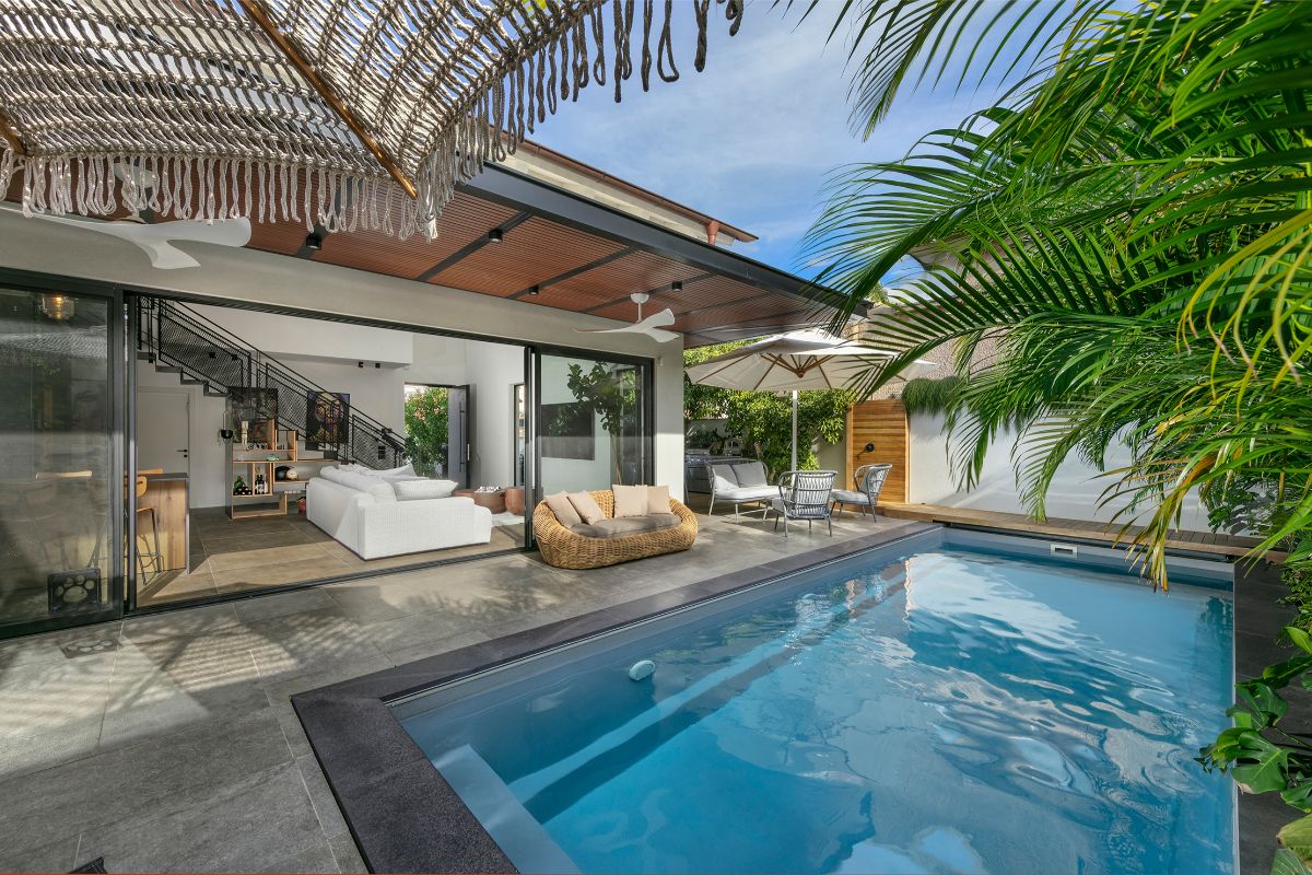 K domu prislúcha i bazén s príjemným relaxačným sedením na terase.