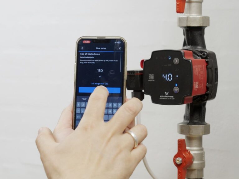 Ovládánie obehového čerpadla Grundfos ALPHA2 Go prostredníctvom chytrého telefónu.