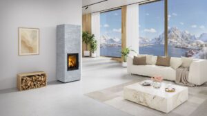 Akumulačné krbové kachle v interiéri s pohodlnou pohovkou a veľkoformátovými oknami s výhľadom na hory.