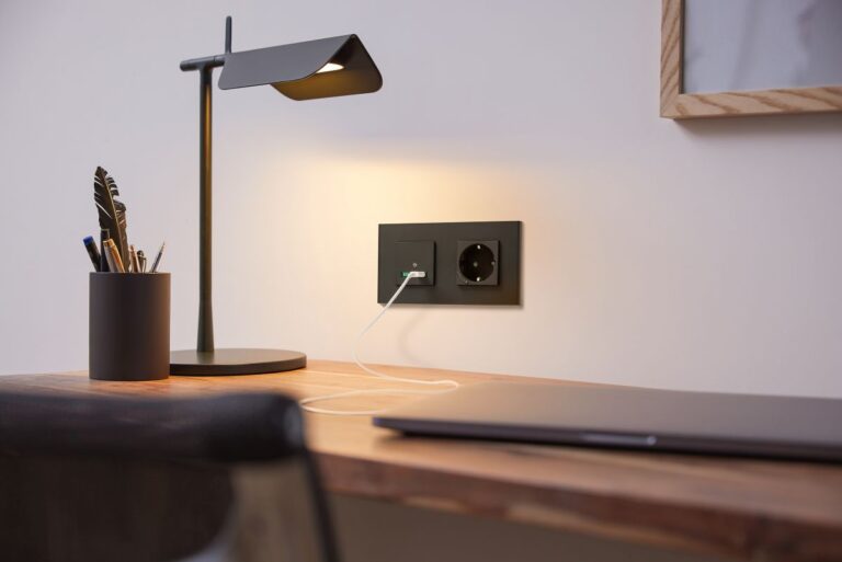 UnicaSquare GMA NU501454 USB charger 65W C type+ Wiser Smart.