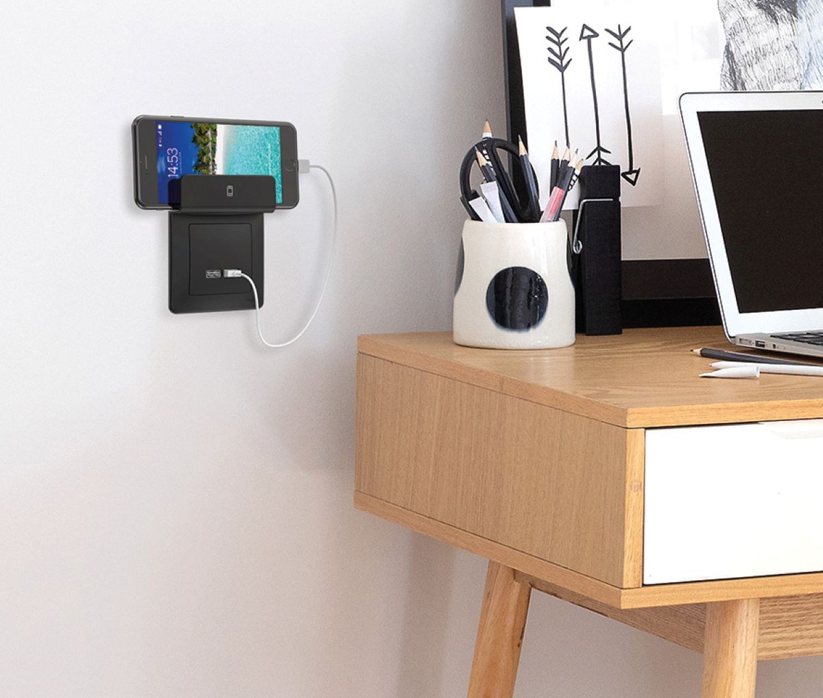 SEDNA Design-Elements - držiak mobilu pri nabíjaní.