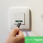 Detail na rýchlonabíjačku Schneider electric.