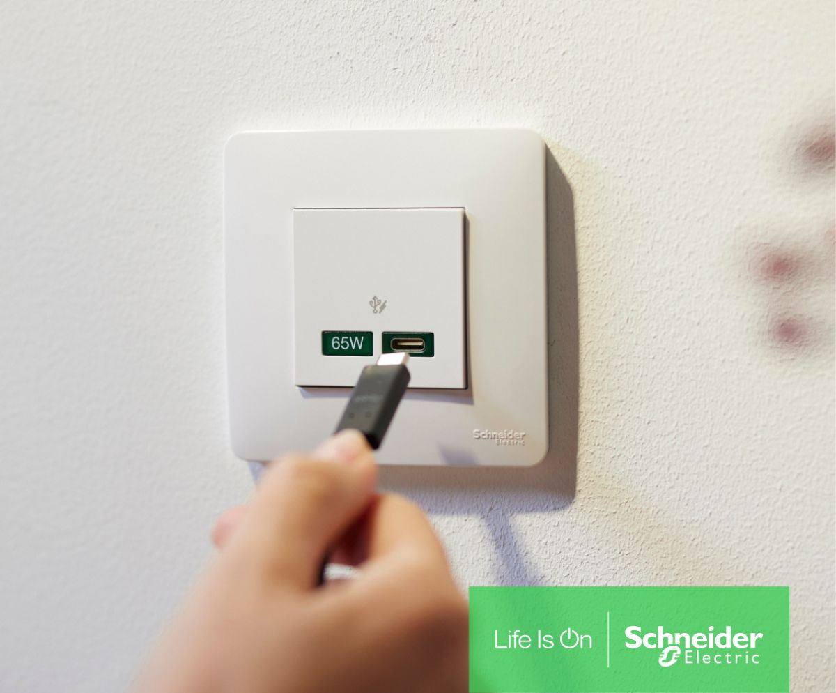 Detail na rýchlonabíjačku Schneider electric.