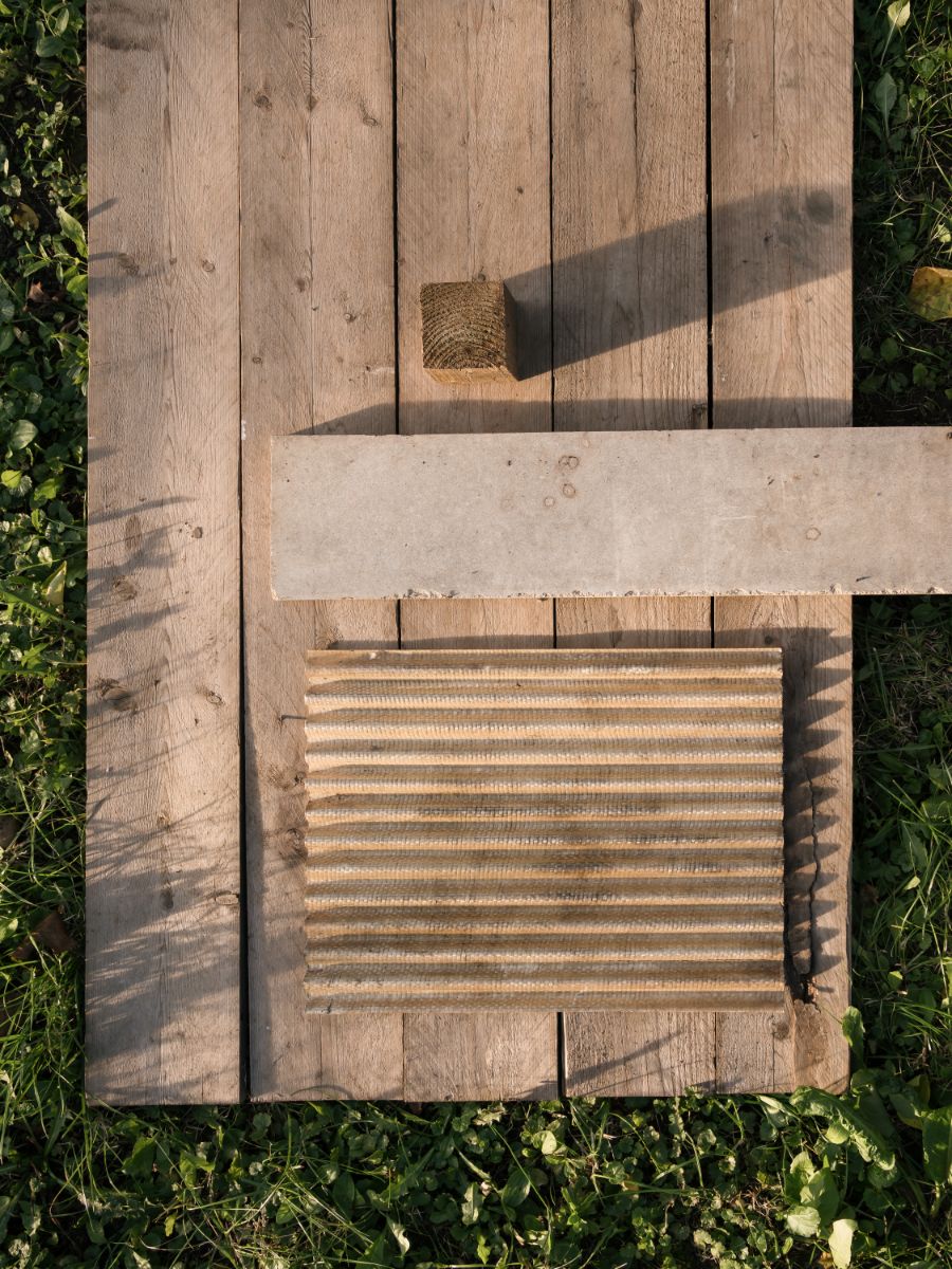 Celá sauna vznikla z materiálu, ktorý si architekti odkladali na neskôr a čakal na druhý život.