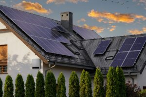 Šikmá strecha s fotovoltickými panelmi na rodinnom dome.