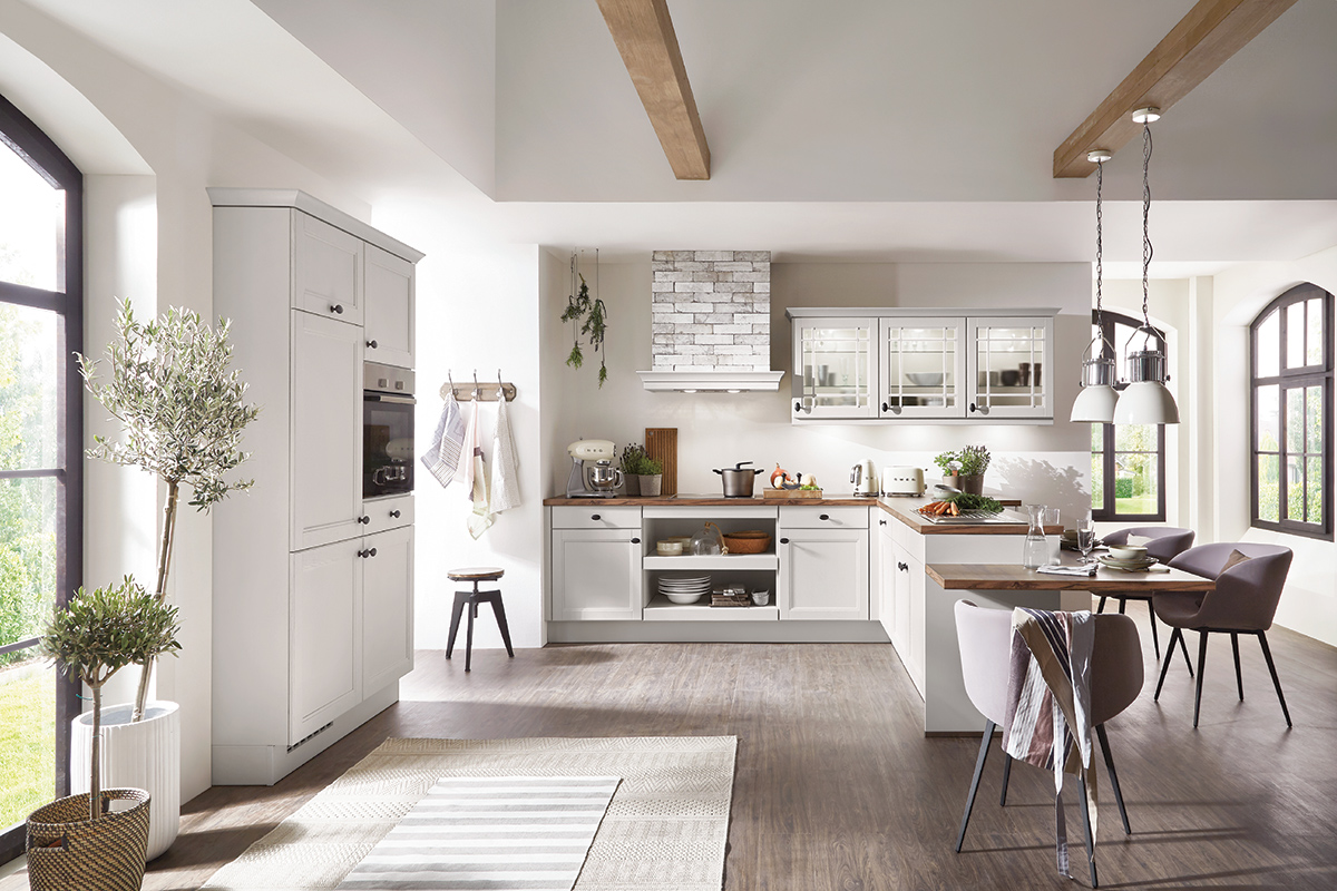 V roku 2025 budú vianočné jedálne kombinovať prírodné materiály, vrstvenie textílií a hru so svetlom. Potvrdzujú to svetové magazíny, ktoré vyzdvihujú mixovanie prvkov a dôraz na sviečky.