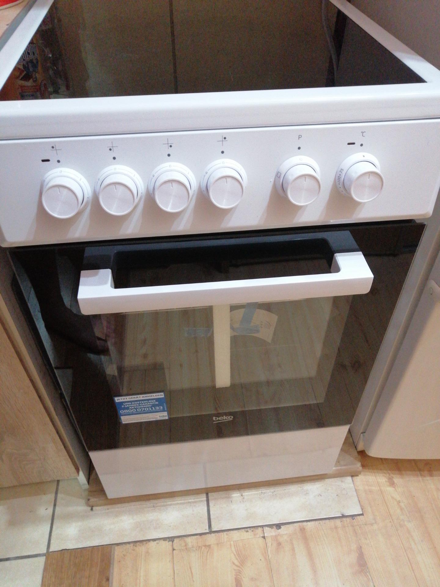 Elektrický sklokeramický sporák Beko FSS57000GW