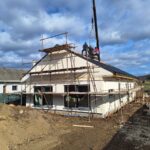 Montovaná drevostavba v Dolnom Sŕn počas prác na streche.