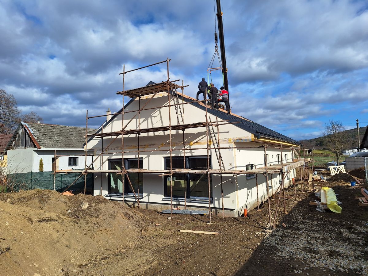 Montovaná drevostavba v Dolnom Sŕn počas prác na streche.