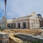 Montáž drevostavby do šikmou strechou.