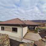 Montovaná drevostavba v tvare tradičného vidieckeho bungalovu.