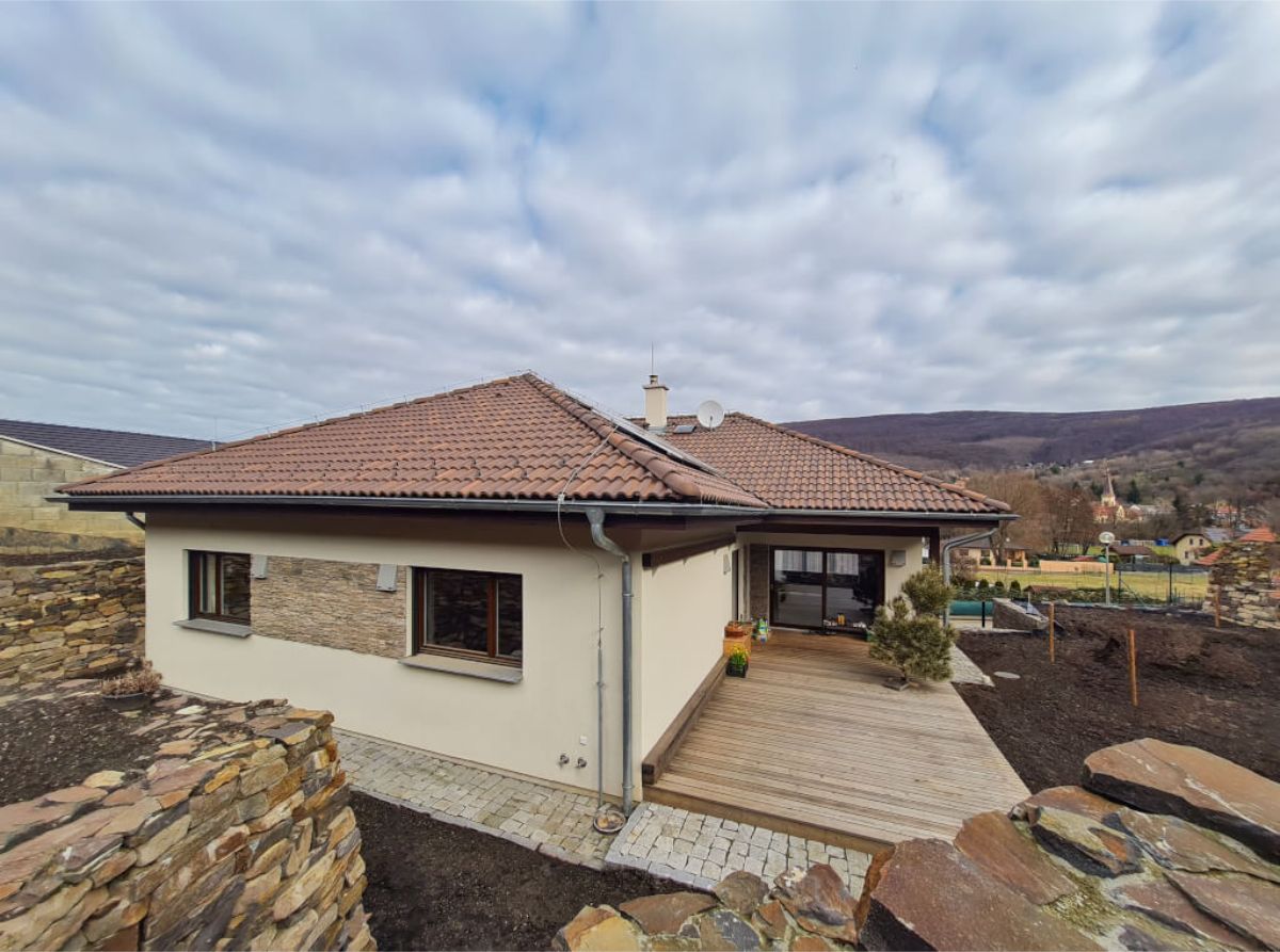 Montovaná drevostavba v tvare tradičného vidieckeho bungalovu.