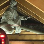 Odborník pri aplikácii fúkanej izolácie.