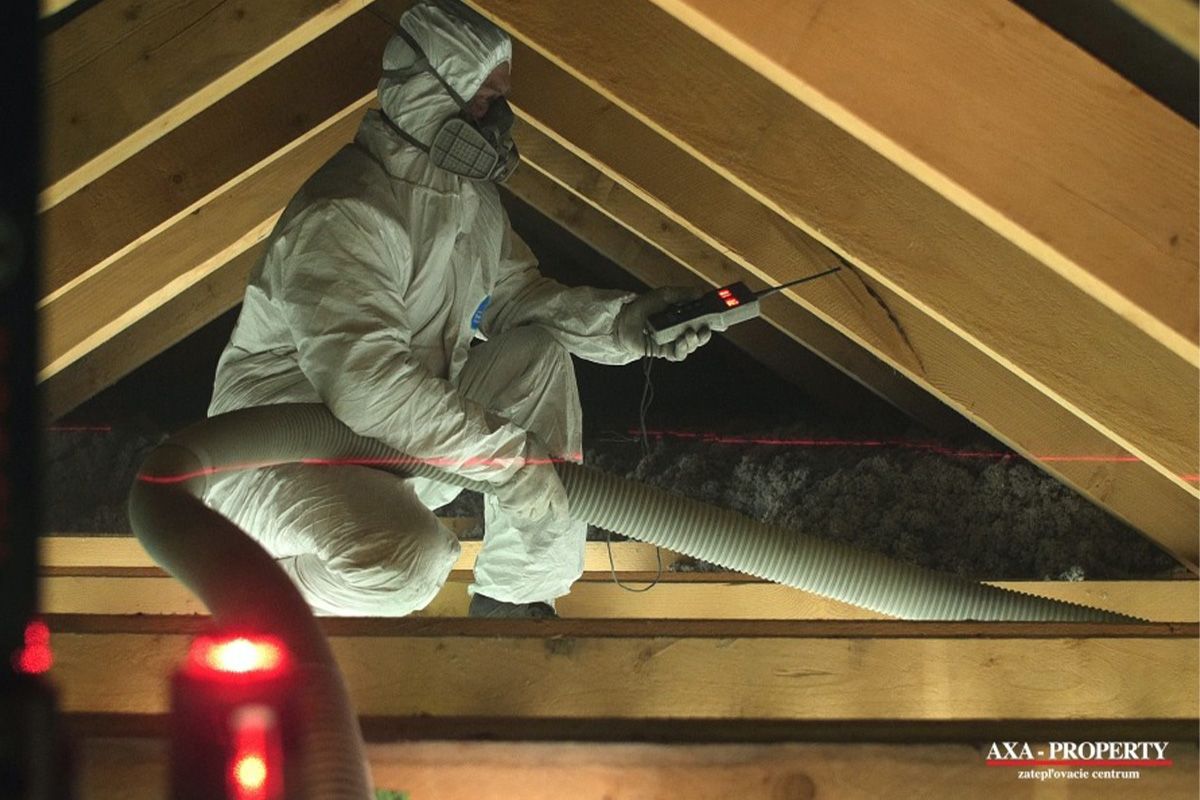 Odborník pri aplikácii fúkanej izolácie.