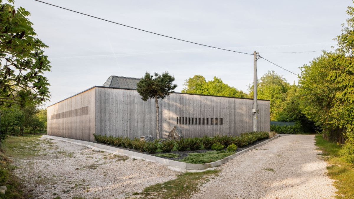 Átriový dom pôsobí moderne, ale zároveň pracuje s prírodnými materiálmi tak, aby zapadol do konceptu vidieckeho života.