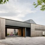 Prestrešené parkovacie miesto v átriovom dome v Čachticiach.