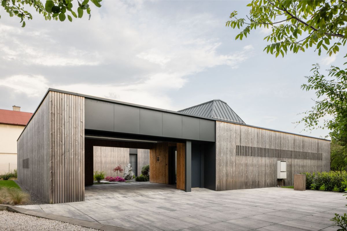 Súčasťou bývania je aj kryté stojisko pre 2 autá.