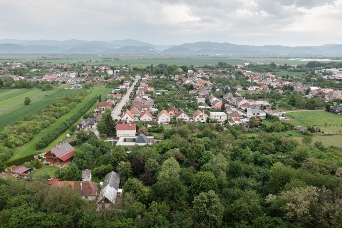 Štvrť Čachtíc, kde stojí aj átriový dom, je charakteristická zástavbou rodinných domov z prevažne 50-rokov.