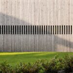 Detail na drevenú fasádu átriového domu v Čachticiach.