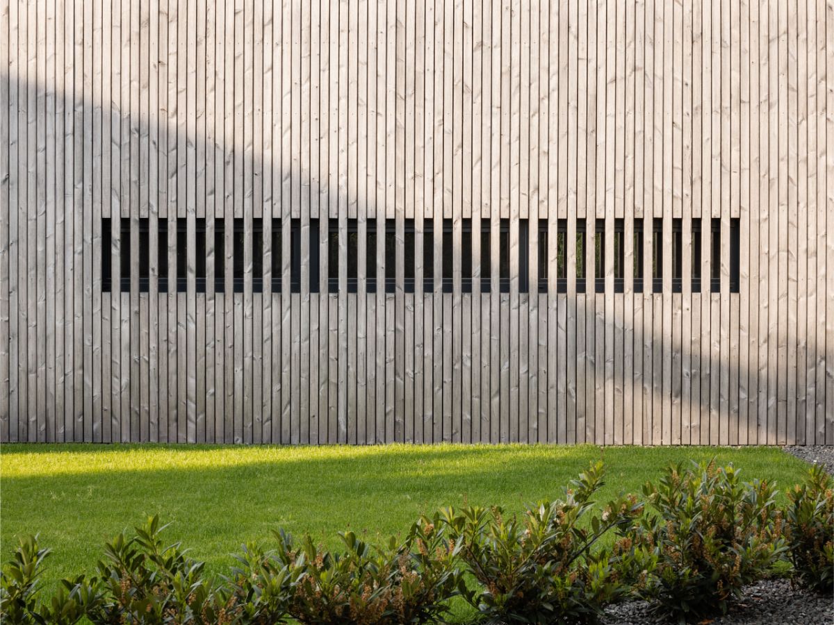 Átriový dom pôsobí moderne, ale zároveň pracuje s prírodnými materiálmi tak, aby zapadol do konceptu vidieckeho života.