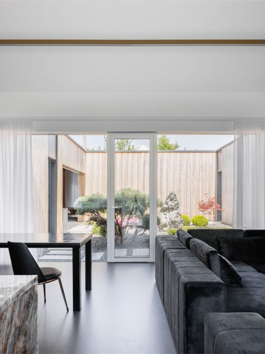 Presklenie smerujúce do átria vpúšťa dovnútra veľa denného svetla.