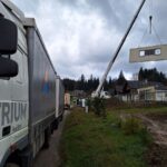 Stavba domu z prefabrikovaných panelov.