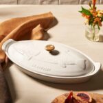 Tento ikonický pekáč od Le Creuset s reliéfom ryby a zlatým úchytom.