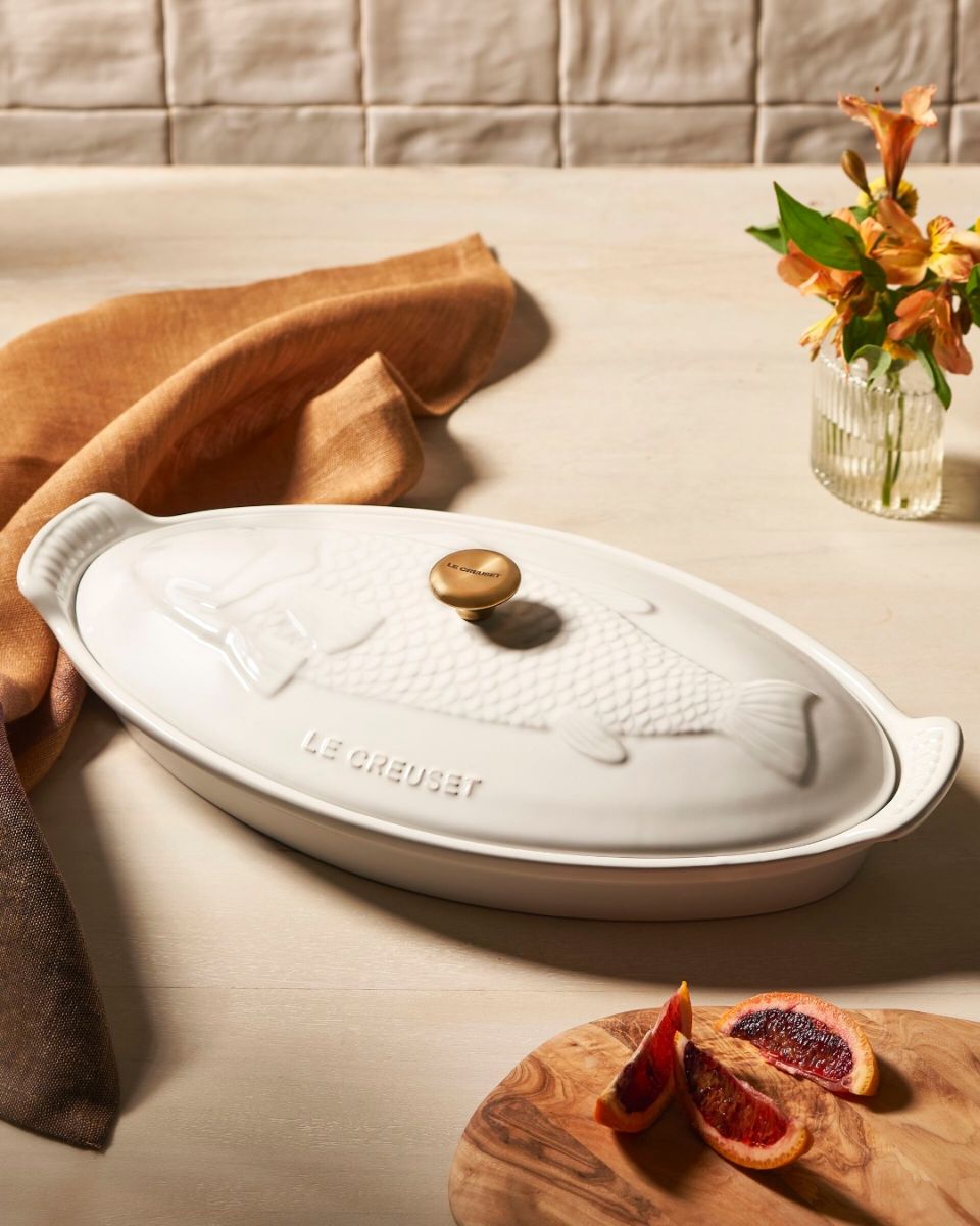 Tento ikonický pekáč od Le Creuset s reliéfom ryby a zlatým úchytom.