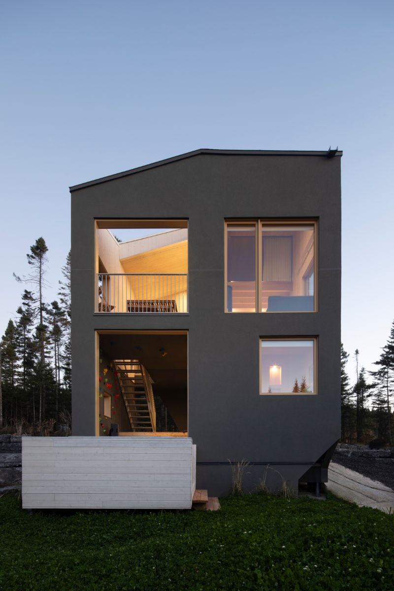 Vstup do miestností na prízemí sa nachádza vpravo, no na poschodie sa vchádza po vonkajších schodoch.