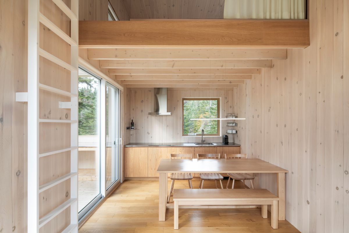 Interiér je zariadený jednoducho, no vďaka všadeprítomnému drevu pôsobí hrejivo a príjemne.