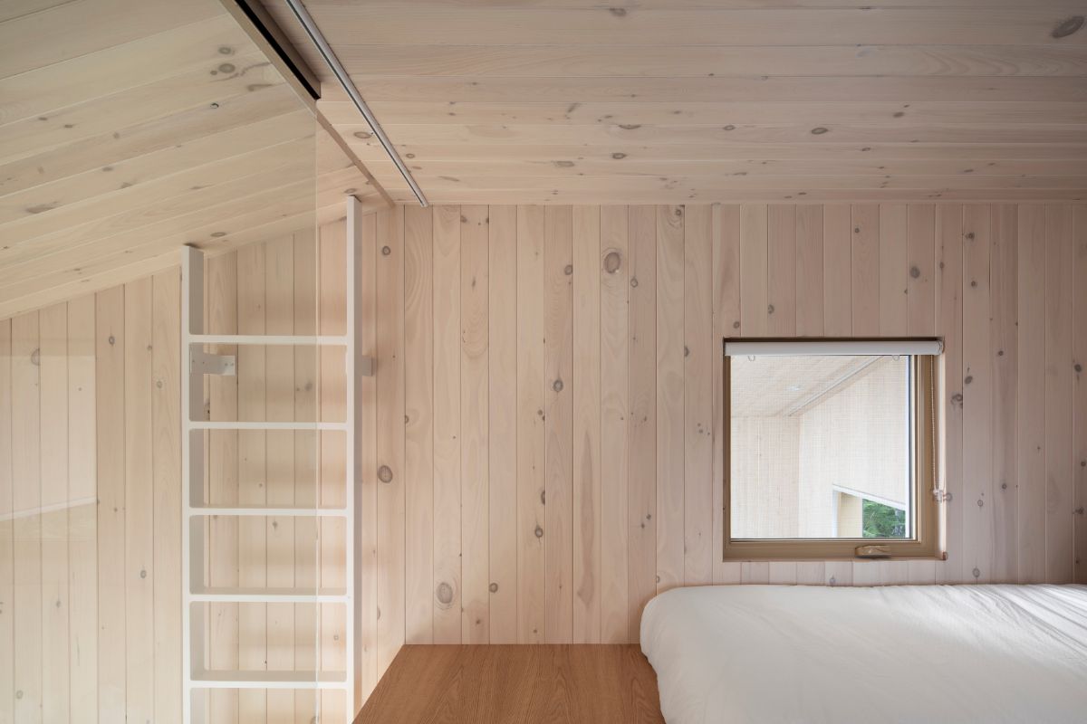 Na mezanín sa dostanete po rebríku upevnenom na stene.