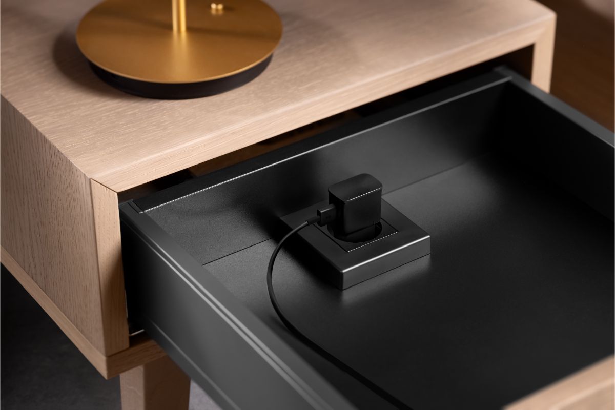 Zásuvka s amperos ac black.