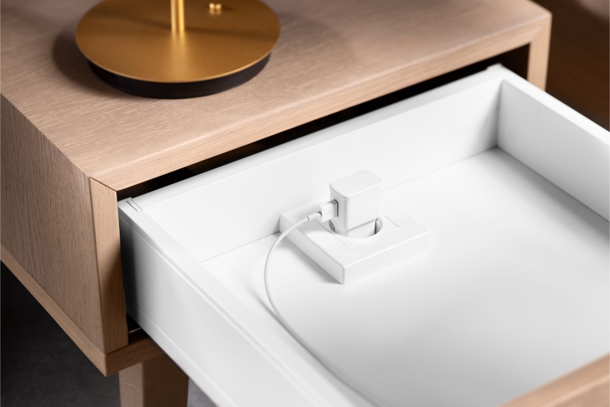 Zásuvka s amperos ac white.