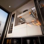 Pohľad zdola na výsuvnú zásuvku vo vstavanom bare.