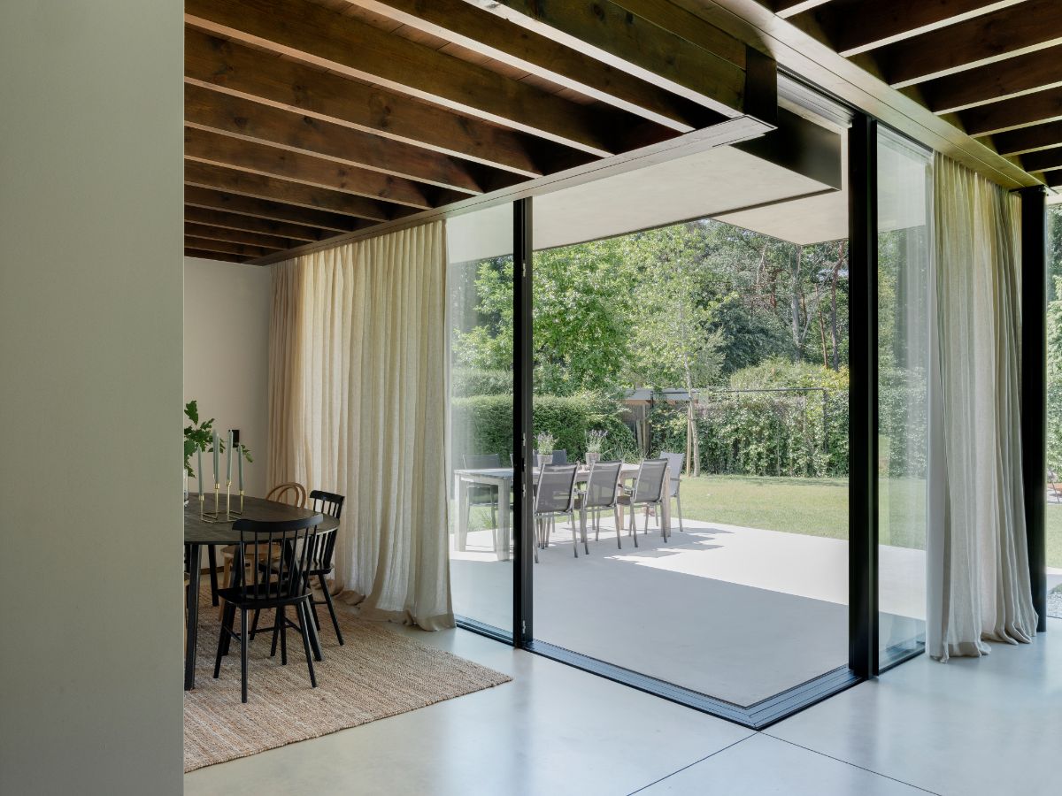 Veľké francúzske okná a vstup na terasu z obývacej izby dodali rodinnému domu Bospad House po rekonštrukcii úplne nový rozmer.