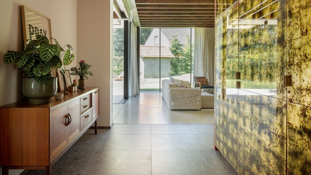 Zo vstupnej chodby dovidíte až na druhý koniec domu. Z obývacej izby je pekný pohľad na záhradu a stromy neďalekého parku.